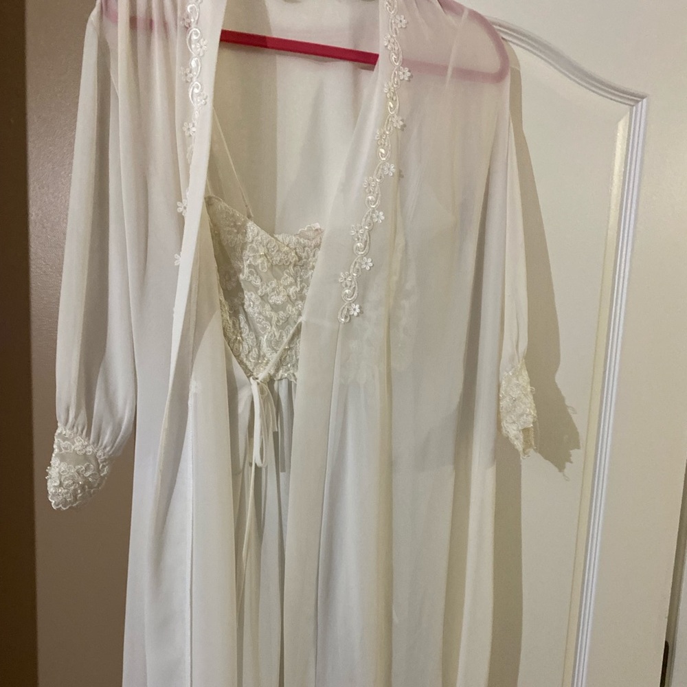 Robe - Picture 2 of 4